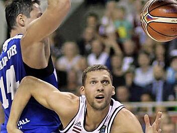 Mit einem blauen Auge davon kamen die Letten. Ihr Anführer, Janis Strelnieks vom deutschen Meister Bamberg, führte sein Team im entscheidenden Spiel in der Vorrundengruppe in Riga mit einer Topleistung beim Sieg über Estland ins Achtelfinale.  Foto: Valda Kalnina/dpa