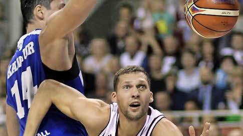 Mit einem blauen Auge davon kamen die Letten. Ihr Anführer, Janis Strelnieks vom deutschen Meister Bamberg, führte sein Team im entscheidenden Spiel in der Vorrundengruppe in Riga mit einer Topleistung beim Sieg über Estland ins Achtelfinale.  Foto: Valda Kalnina/dpa