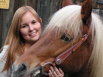 In Weilersbach wird St. Martin seit vielen Jahren von der heute 21-jährigen Marina Amon verkörpert. Ihr treues Pferd Maxi ist vor dem großen Auftritt weniger nervös, als die junge Frau. Foto: Heidi Amon