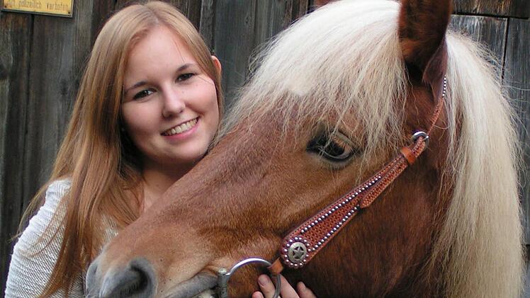 In Weilersbach wird St. Martin seit vielen Jahren von der heute 21-jährigen Marina Amon verkörpert. Ihr treues Pferd Maxi ist vor dem großen Auftritt weniger nervös, als die junge Frau. Foto: Heidi Amon