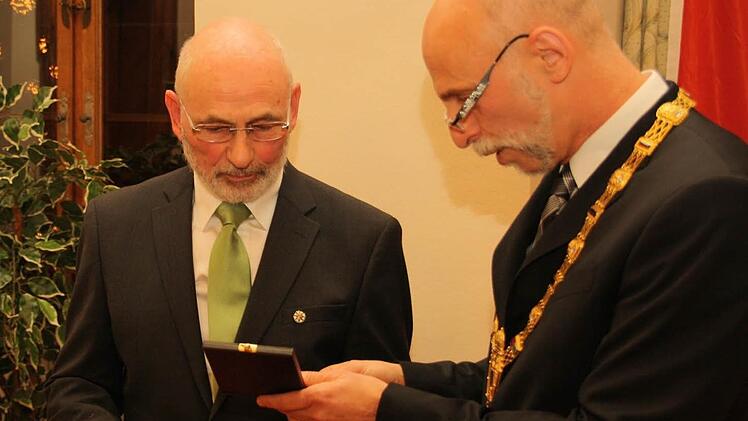 Horst Schneider (links) erhält die Bürgermedaille der Stadt von Oberbürgermeister Kay Blankenburg. Foto: Paul Ziegler