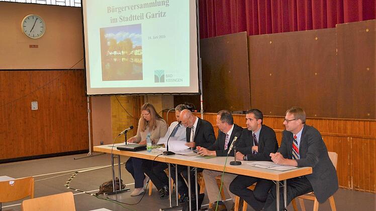 Die Vertreter der Stadt standen bei der Bürgerversammlung in Garitz Rede und Antwort, von links Christine Schwind (Stadtplanung), Thomas Hornung (Leiter Referat Tiefbau), Oberbürgermeister Kay Blankenburg, Gerhard Schneider (Kämmerer), Jan Voll (Leiter Abteilung III), Rainer Warzecha (Ordnungsamt). Foto: Nicolas Thoma