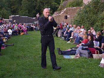 Peter Huub rezitiert im Kreis der Zuhörer Werke großer Literaten.Foto: Winfried Ehling