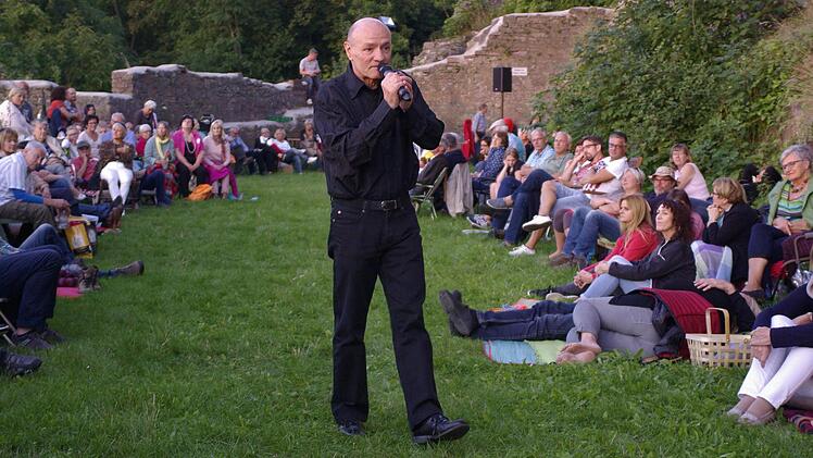 Peter Huub rezitiert im Kreis der Zuhörer Werke großer Literaten.Foto: Winfried Ehling
