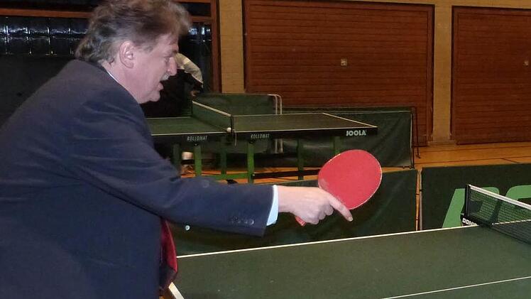 Von seiner Klasse als Tischtennisspieler hat Landrat Klaus Peter Söllner (fast) nichts verlernt. Foto: BR-Archiv