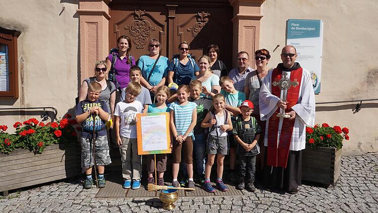 Die Teilnehmer der diesjährigen Kinderwallfahrt stehen mit Pater Stanislaus am Eingang der Klosterkirche. Foto: Marion Eckert