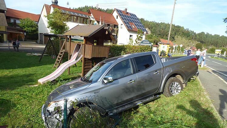 Der Geländewagen rollte die Böschung hinunter. Fotos: Thomas Weichert