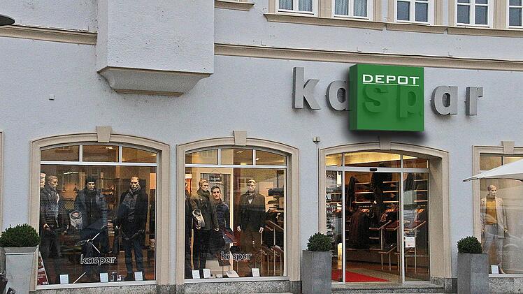 Noch steht Kaspar über dem Eingang - aber infranken.de-Grafikerin Franziska Schäfer hat sich schon mal Gedanken gemacht, wo das Firmenschild fürs Depot platziert werden könnte.