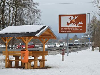 Einst verlief die tödliche innerdeutsche Grenze zwischen Neustadt und Sonneberg, heute ist es die Grenze zwischen zwei Bundesländern - aber eine fränkische Grenze war sie nie. Fotos: Rainer Lutz