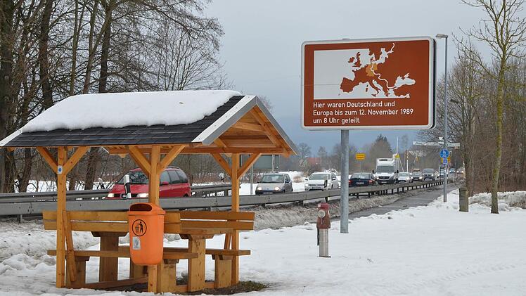 Einst verlief die tödliche innerdeutsche Grenze zwischen Neustadt und Sonneberg, heute ist es die Grenze zwischen zwei Bundesländern - aber eine fränkische Grenze war sie nie. Fotos: Rainer Lutz
