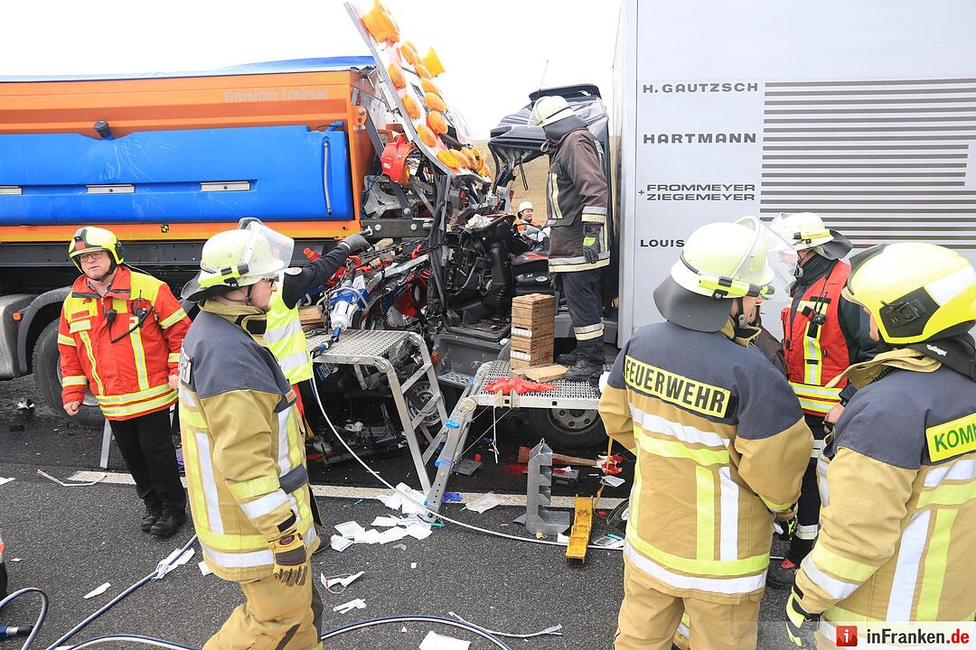 Lkw rast auf der A70 bei Haßfurt in Absicherungshänger