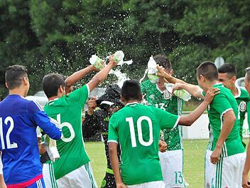 Eine alkoholfreie Dusche für den Trainer: Die mexikanischen Jungnationalspieler feiern ausgelassen ihren Pokalsieg. Foto: Anja Schmitt