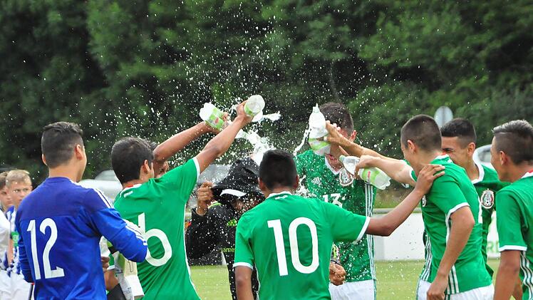 Eine alkoholfreie Dusche für den Trainer: Die mexikanischen Jungnationalspieler feiern ausgelassen ihren Pokalsieg. Foto: Anja Schmitt