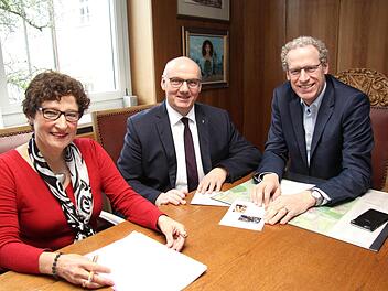 Rosa Abel, Pfarrer Helmut Hetzel und Bürgermeister German Hacker freuen sich über die große Spendenbereitschaft der Herzogenauracher für Kaya.  Foto: Richard Sänger