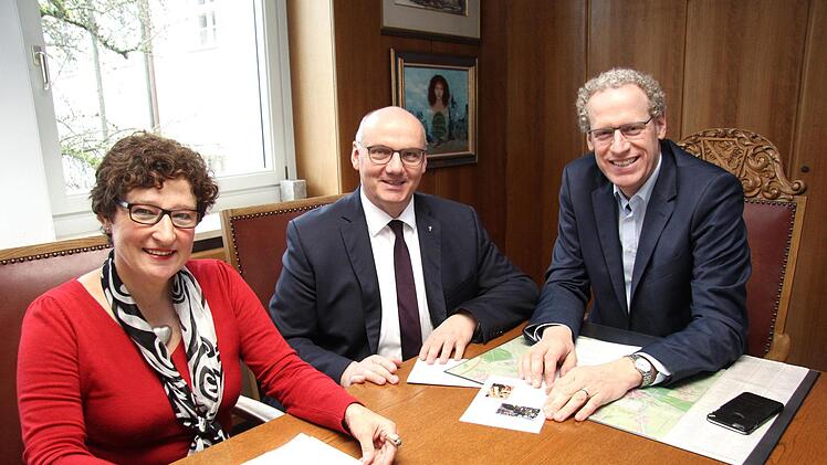Rosa Abel, Pfarrer Helmut Hetzel und Bürgermeister German Hacker freuen sich über die große Spendenbereitschaft der Herzogenauracher für Kaya.  Foto: Richard Sänger