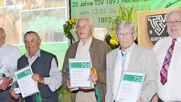 Die Urgesteine sind dem TSV seit 75-beziehungsweise 70 Jahren treu. Mit im Bild Schirmherr Bürgermeister Rainer Detsch und Vorsitzender Leonhard Welscher (Foto l., v. r.). Aufgrund ihres verdienstvollen Wirkens wurden sie zu Ehrenmitgliedern ernannt (Foto r.). Mit im Bild Schirmherr, Bürgermeister Rainer Detsch (vierter von rechts) und Vorsitzender Leonhard Welscher (2.v.r.) Fotos: K.- H. Hofmann