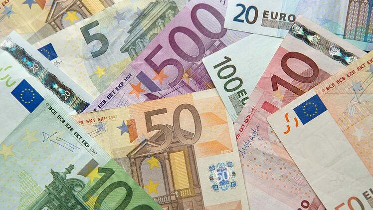 Aus Angst vor ihrem gewalttätigen Ehemann  veruntreute  eine Buchhalterin knapp  40 000 Euro.  Vom Amtsgericht Kulmbach wurde sie jetzt verurteilt.  Symbolfoto: Daniel Reinhardt/dpa
