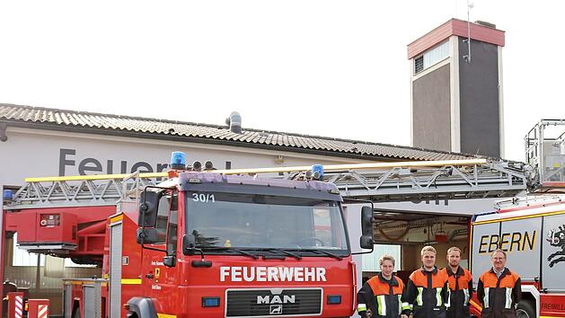 Die Kommandanten David Pfeufer und Daniel Genslein sowie Simon Gerstenkorn und Feuerwehrreferent Dieter Gerstenkorn neben der neuen Drehleiter, die am Sommerfest eingeweiht wird  Foto: Janina Reuter-Schad