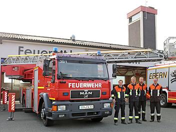 Die Kommandanten David Pfeufer und Daniel Genslein sowie Simon Gerstenkorn und Feuerwehrreferent Dieter Gerstenkorn neben der neuen Drehleiter, die am Sommerfest eingeweiht wird  Foto: Janina Reuter-Schad