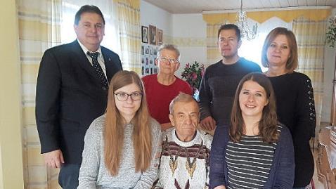 Unser Bild zeigt (vorn) Theodor Hahn mit seinen Enkelinnen Nicole und Julia sowie (hinten v.l.) Dritten B&uuml;rgermeister Thomas Meyer, Gattin Sinaida Hahn, Schwiegersohn Nikolaj und Tochter Natalia Kranz Foto: h&auml;n