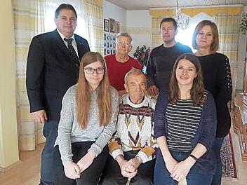 Unser Bild zeigt (vorn) Theodor Hahn mit seinen Enkelinnen Nicole und Julia sowie (hinten v.l.) Dritten B&uuml;rgermeister Thomas Meyer, Gattin Sinaida Hahn, Schwiegersohn Nikolaj und Tochter Natalia Kranz Foto: h&auml;n