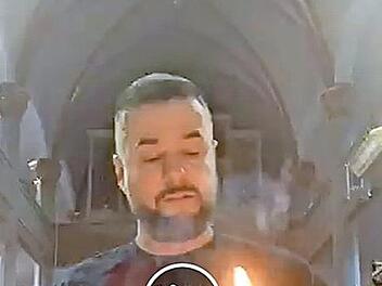 Pfarrer Michael Meyer zu Hörste entzündet im Rahmen eines Abendgebets eine Kerze in der Stadtkirche St. Georg. Die Gebete werden zurzeit nur über Facebook und Youtube angeboten. Screenshot: Rainer Lutz