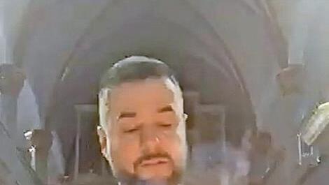 Pfarrer Michael Meyer zu Hörste entzündet im Rahmen eines Abendgebets eine Kerze in der Stadtkirche St. Georg. Die Gebete werden zurzeit nur über Facebook und Youtube angeboten. Screenshot: Rainer Lutz