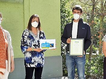 B&uuml;rgermeisterin Christiane Meyer, Veronika Herlitz (langj&auml;hriges Mitglied der Fairtrade-Steuerungsgruppe), Christian Kiehr (Fairtrade-Beauftragter im Stadtrat und Lehrer am Gymnasium Fr&auml;nkische Schweiz) und Corinna Drummer (Fairtrade-Ansprechpartnerin der Stadt und Jugendpflegerin, v.&nbsp;l.)