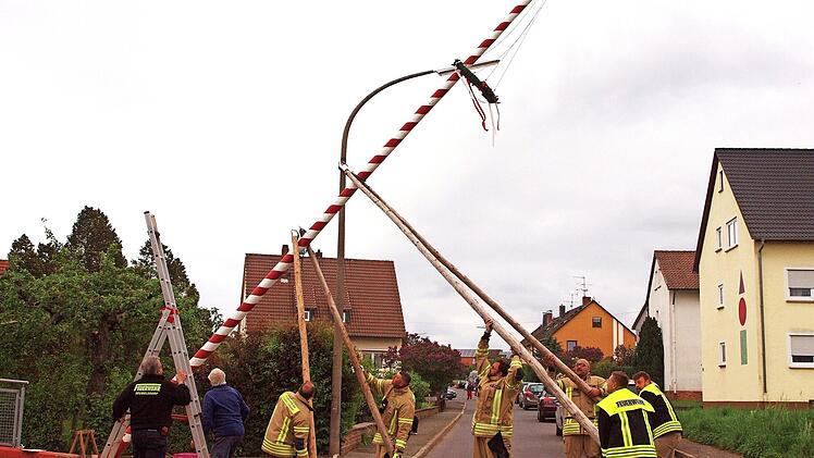 Nur eines der Highlights des letzten Jahres: Die Seubelsdorfer Feuerwehr stellt zur Kirchweih den Maibaum am Feuerwehrhaus auf.