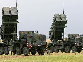 Ein Raketen-Abwehrsystem 'Patriot' wird am 15.07.2008 bei einer Übung im Flugabwehrraketengeschwader 2 Bad Sülze (Nordvorpommern) am Ausbildungsstandort Warbelow bei Gnoien aufgebaut.  Foto: Bernd Wüstneck, dpa