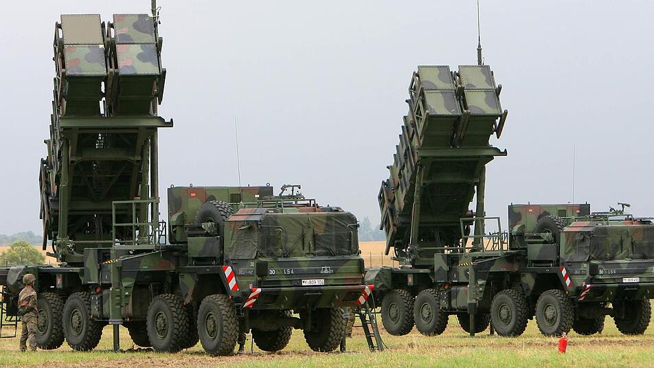 Ein Raketen-Abwehrsystem 'Patriot' wird am 15.07.2008 bei einer Übung im Flugabwehrraketengeschwader 2 Bad Sülze (Nordvorpommern) am Ausbildungsstandort Warbelow bei Gnoien aufgebaut.  Foto: Bernd Wüstneck, dpa