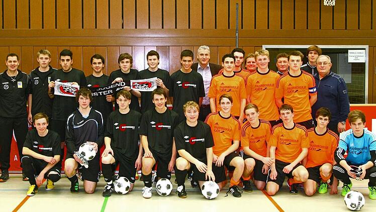 Die JFG Schiefe Ebene setzte sich bei den A-Junioren durch. Das Erfolgsteam mit (hinten, von links) Trainer Thomas Korn, Christoph Hohner, Habib Yilmaz, Maximilian Springer, Marc Hentschel, Jonas Hofmann, Manuel Mösch sowie (vorne, von links) Marcel Reißaus, Jens Schmeissner, Andreas Fischer, Florian Korn und Alexander Wesner. Zweiter wurde die JFG Maintal/Friesenbachtal mit (hinten, von rechts) Gruppenspielleiter Thomas Sauerstein, Nico Teufel, Maximilian Erlmann, Trainer Joachim Kolb, Pasca...
