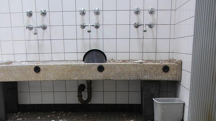 Umkleidekabine: Der Putz bröckelt, das Wasser in den Auffangkübeln läuft fast über. Foto: Ralf Dieter
