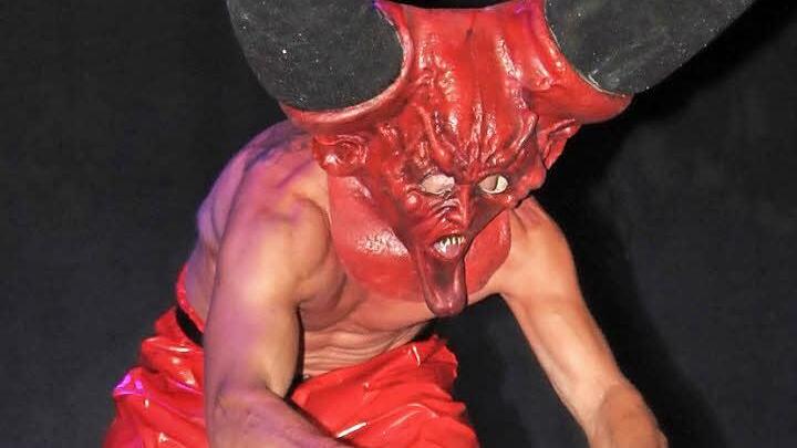 Ein gut gebautes Fabelwesen blickt auf die Ladies in der Festhalle. Foto: Gerda Völk