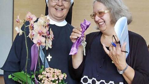 Generaloberin Regina Pröls übergibt Geschäftsführerin Ute Kick ein Blumengesteck als Geschenk.  Foto: Andreas Welz
