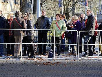 Vor dem Bamberger Landgericht warteten ab dem frühen Morgen Menschen, die eine Platzkarte als Zuhörer im Sitzungsraum ergattern wollten. Foto: Matthias Hoch