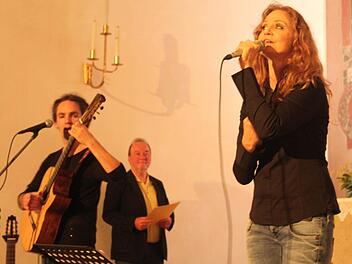 Suzan Baker gestaltete zusammen mit Dennis Lüddicke (links) und Pfarrer Harald Wildfeuer den Abend in der Kirche. Foto: Markus Häggberg