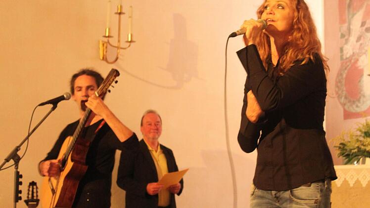 Suzan Baker gestaltete zusammen mit Dennis Lüddicke (links) und Pfarrer Harald Wildfeuer den Abend in der Kirche. Foto: Markus Häggberg