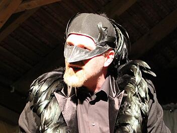 Auftritt im Brückentheater: Markus Veith als Rabe Foto: Gerda Völk