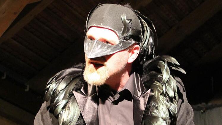 Auftritt im Brückentheater: Markus Veith als Rabe Foto: Gerda Völk