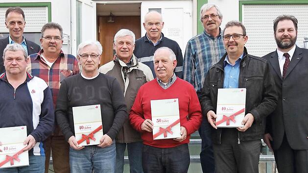 Auf dem Bild von links die Geehrten f&uuml;r 40 und 50 Jahre Mitgliedschaft: Matthias Eckardt, DGB-Regionsgesch&auml;ftsf&uuml;hrer Oberfranken J&uuml;rgen Sch&ouml;pplein, Ronald Hofmann, Wolfgang Krug, Siegfried Trepesch, Michael Schmickt, Friedrich Hippacher, IGBCE-Seniorenbeauftragter Dieter Wegel, Alfons Loray und IGBCE-Gewerkschaftssekret&auml;r Sascha Sp&ouml;rl  Foto: Renate Neubecker