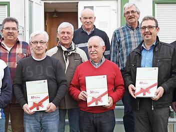 Auf dem Bild von links die Geehrten für 40 und 50 Jahre Mitgliedschaft: Matthias Eckardt, DGB-Regionsgeschäftsführer Oberfranken Jürgen Schöpplein, Ronald Hofmann, Wolfgang Krug, Siegfried Trepesch, Michael Schmickt, Friedrich Hippacher, IGBCE-Seniorenbeauftragter Dieter Wegel, Alfons Loray und IGBCE-Gewerkschaftssekretär Sascha Spörl  Foto: Renate Neubecker