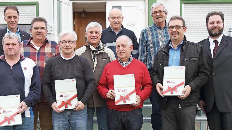 Auf dem Bild von links die Geehrten für 40 und 50 Jahre Mitgliedschaft: Matthias Eckardt, DGB-Regionsgeschäftsführer Oberfranken Jürgen Schöpplein, Ronald Hofmann, Wolfgang Krug, Siegfried Trepesch, Michael Schmickt, Friedrich Hippacher, IGBCE-Seniorenbeauftragter Dieter Wegel, Alfons Loray und IGBCE-Gewerkschaftssekretär Sascha Spörl  Foto: Renate Neubecker
