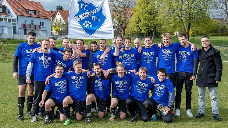 Die SG Sandberg I/Waldberg II ist Meister der B-Klasse Rhön 1. Unser Bild zeigt (hinten, von links) Thomas Uhlein, Trainer Michael Wetteskind, Michael Schwab, Pascal Hillenbrand, (davor) Florian Schmidt, Janik Holzheimer, Dominik Söder, Patrick Zehe, Nico Bühner, Kilian Bühner, Sebastian Friedel, Philipp Holzheimer, Silas Arnold, Jonas Rockenzahn, Vorsitzender Jochen Bühner sowie (vorne, von links) Pascal Walter, Jonas Rottenberger, Benjamin Endres, Johannes Endres, Martin Holzheimer und Leon...