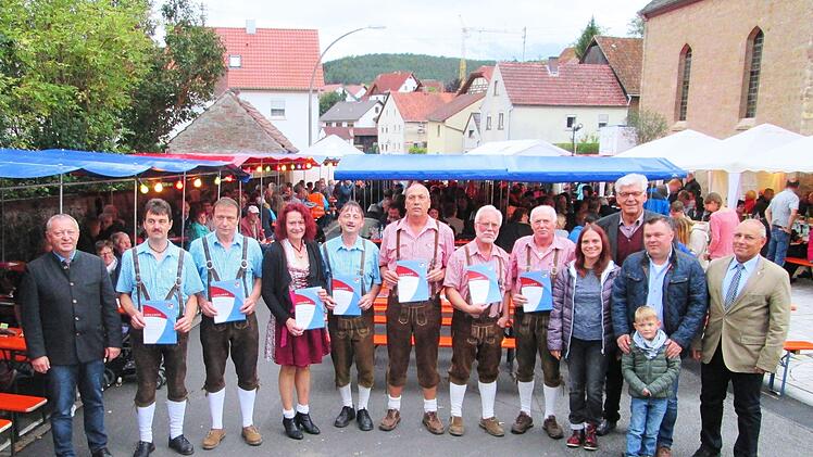 Jürgen Armbruster (von rechts), Dominik Sitter, Birgit Döhler und Reimar Glückler sowie Landrat Thomas Bold (links) gratulieren den Geehrten Lothar Kuchenbrod (von links), Sigmar Schumm, Claudia Schneider, Udo Holzinger, Werner Schmidt, Hubert Schneider und Albert Stein. Foto: Winfried Ehling