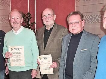 Zu Ehrenmitgliedern des Flößervereins Neuses wurden Klaus Guckau und Karl-Heinz Reinhard ernannt. Von links: Vorsitzender Dieter Endres, Klaus Guckau, Karl-Heinz Reinhard, Bürgermeister Wolfgang Beiergrößlein und zweiter Vorsitzender Wolfgang Schramm.  Foto: Gerd Fleischmann