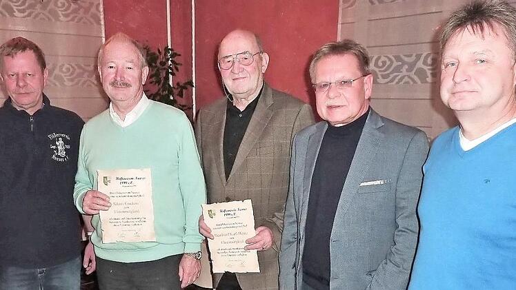 Zu Ehrenmitgliedern des Flößervereins Neuses wurden Klaus Guckau und Karl-Heinz Reinhard ernannt. Von links: Vorsitzender Dieter Endres, Klaus Guckau, Karl-Heinz Reinhard, Bürgermeister Wolfgang Beiergrößlein und zweiter Vorsitzender Wolfgang Schramm.  Foto: Gerd Fleischmann