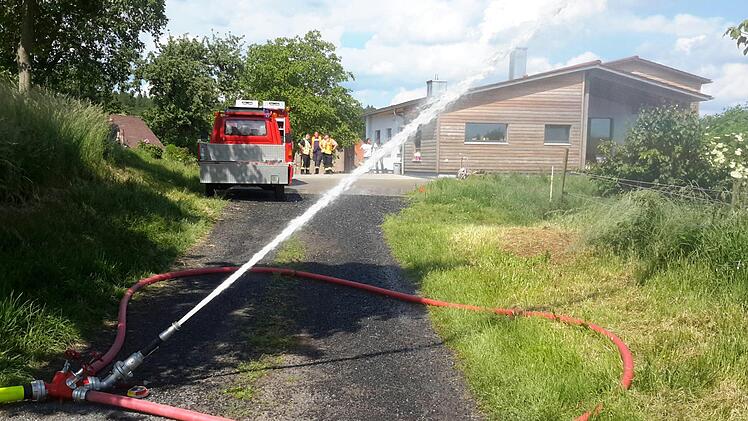 Es ist geschafft. Nach einer langen Strecke bergauf schießt das Löschwasser am fiktiven Brandherd aus dem Strahlrohr. Rolf Pralle
