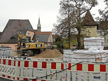 Der Hubmann-Parkplatz ist zu einem großen Teil Baustellenlager: Kein Platz für den Autoscooter.  Foto: Bernhard Panzer