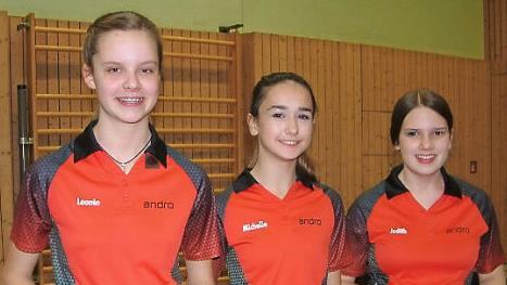 Ungeschlagener Meister in der ostoberfränkischen Bezirksoberliga der Mädchen wurde der TSV Teuschnitz mit dem Trio (von links) Leonie Raab, Michelle Suffa und Judith Scherbel.  Foto: Hans Franz